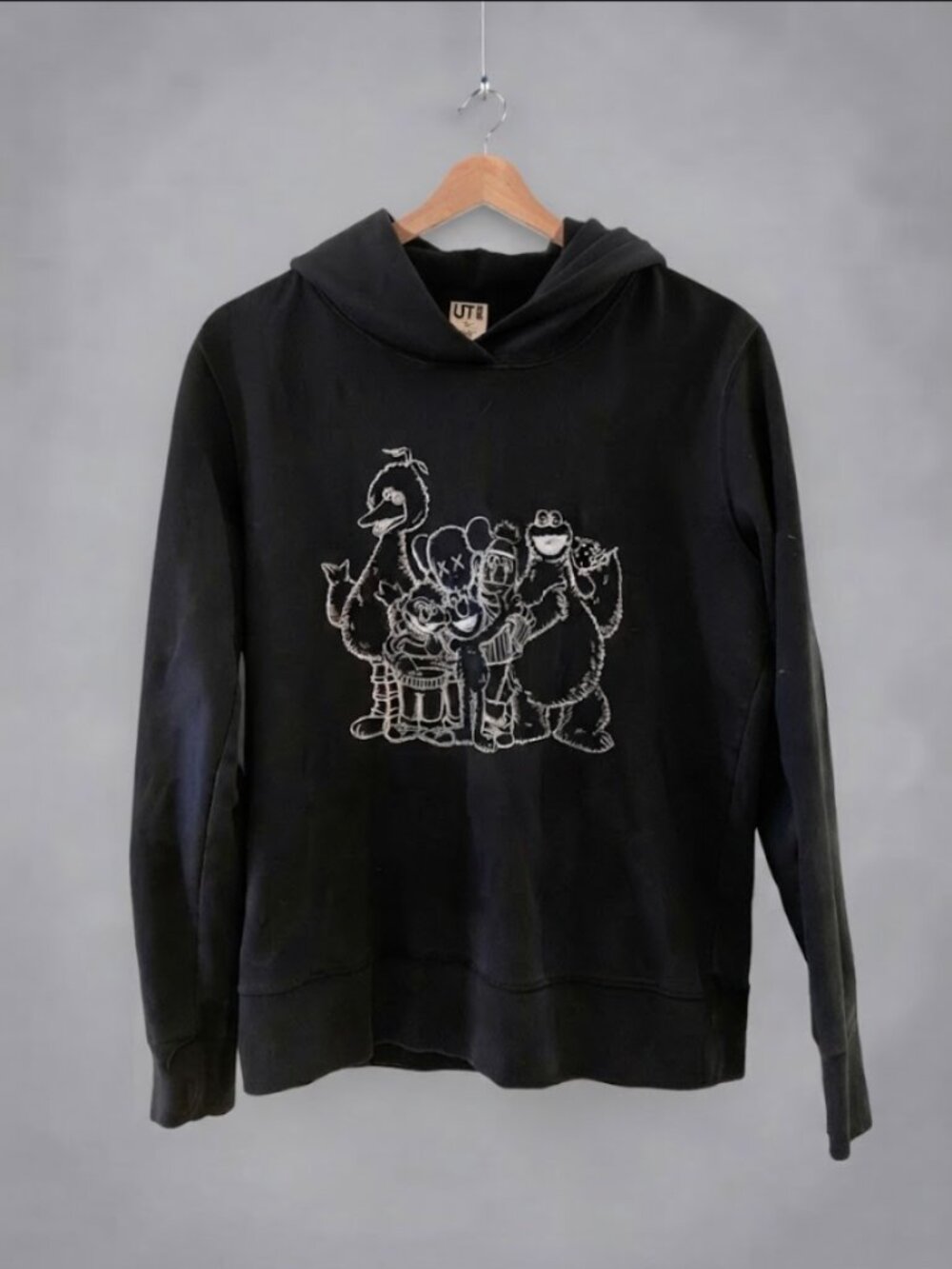 UNIQLO UT KAWS x Sesame Street Black Graphic Hoodie Sweatshirt XS